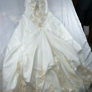 David's bridal. Style T8818 size 10 wedding dress. 
Worn once. Was cleaned.
